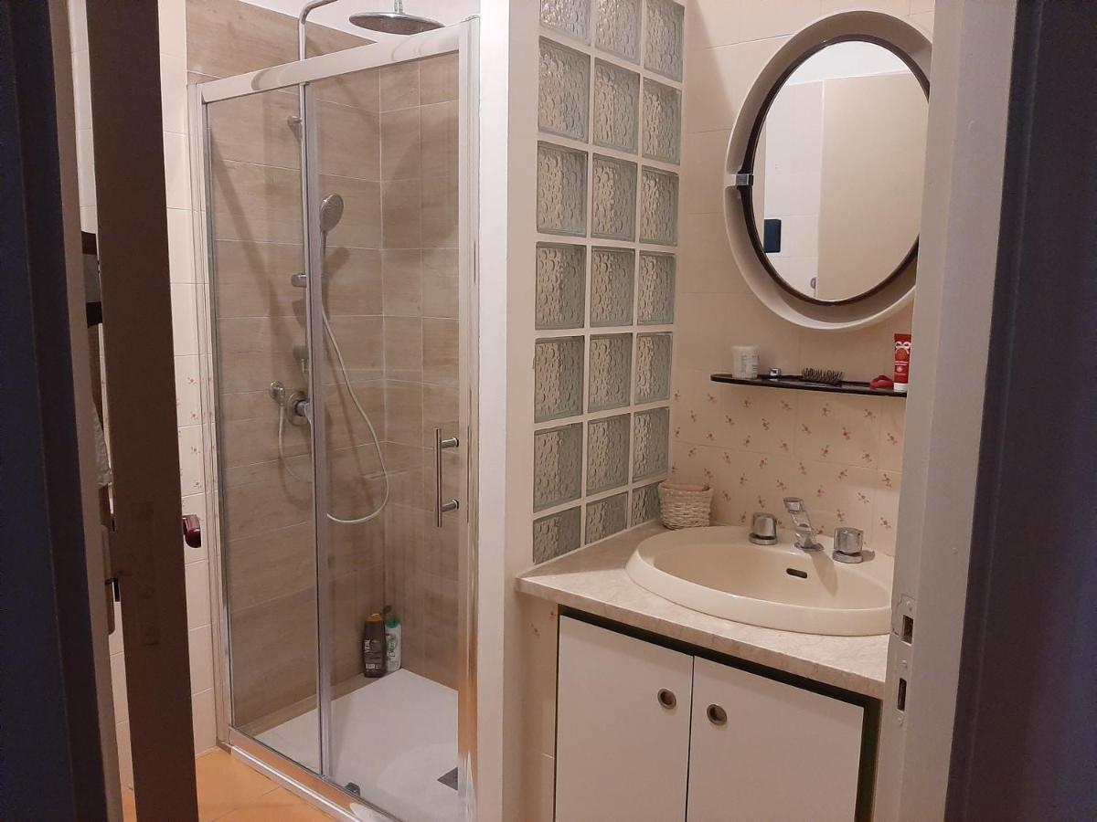 Lomarchi Holiday Home Каріні Екстер'єр фото