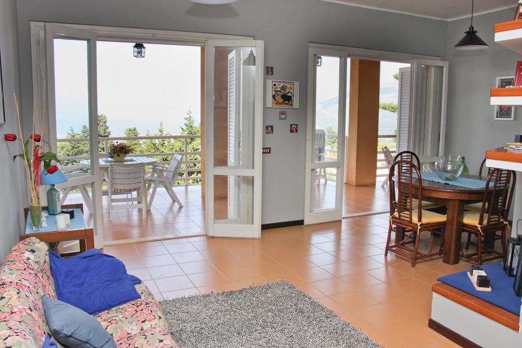 Lomarchi Holiday Home Каріні Екстер'єр фото